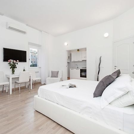 White Flat Colosseo ローマ 部屋 写真