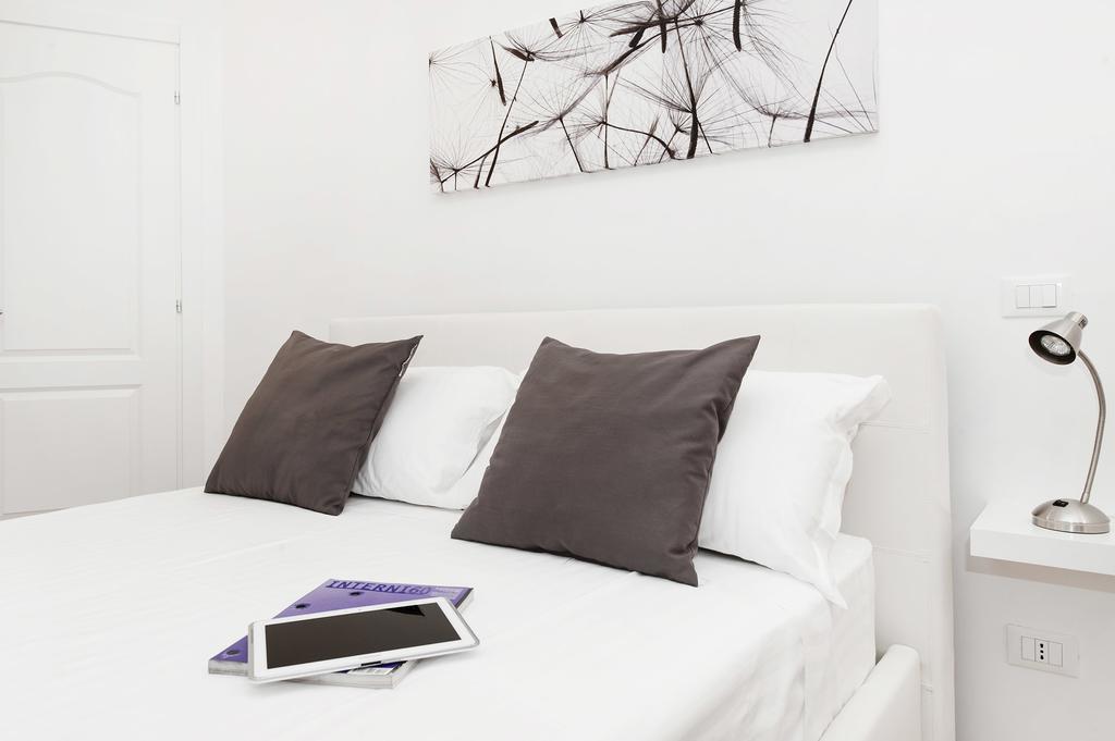 White Flat Colosseo ローマ 部屋 写真