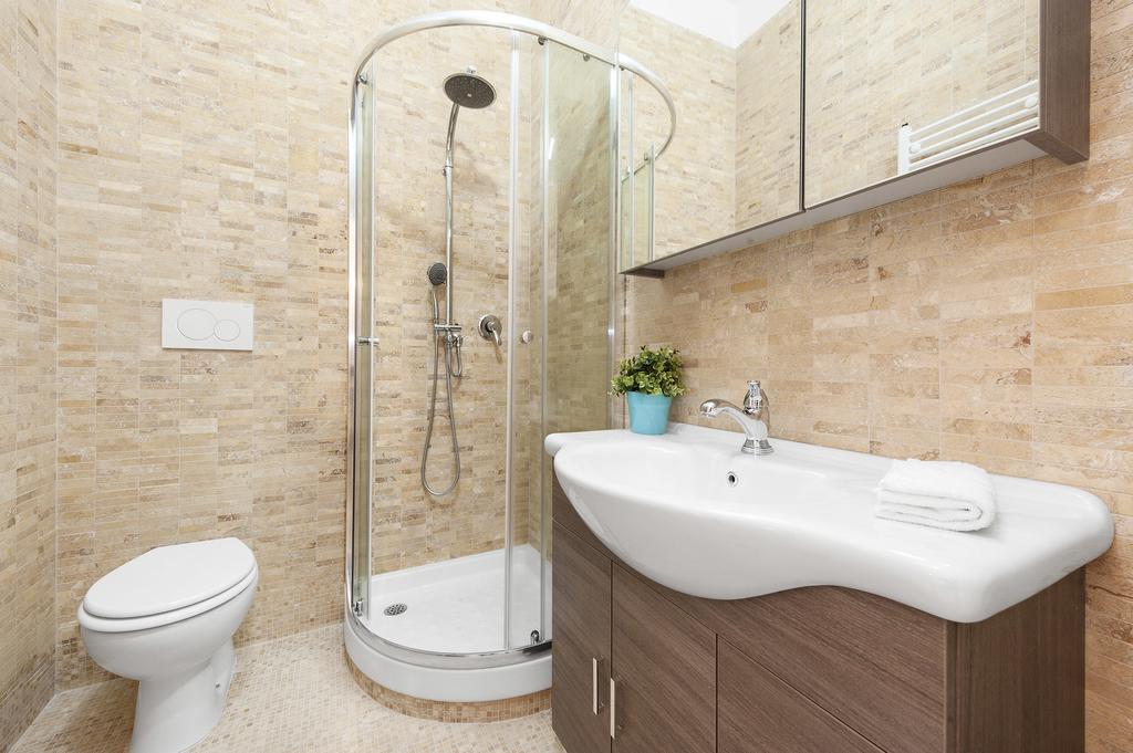 White Flat Colosseo ローマ 部屋 写真