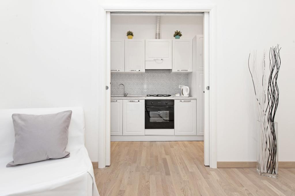 White Flat Colosseo ローマ 部屋 写真
