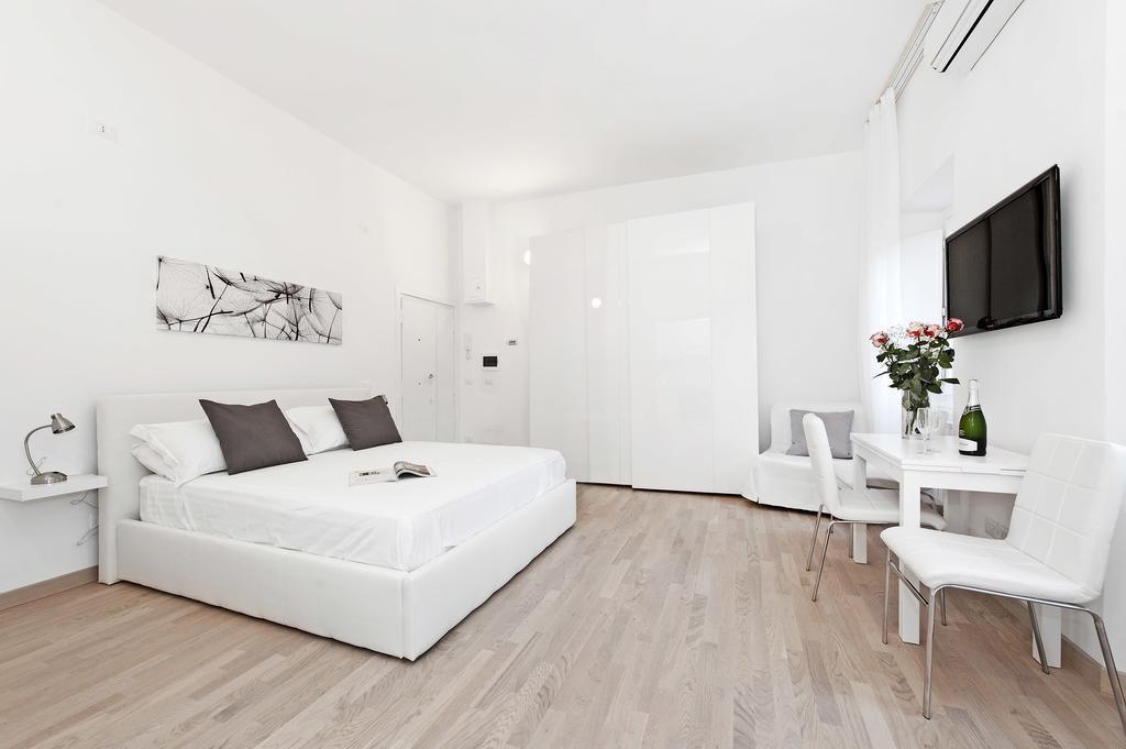 White Flat Colosseo ローマ 部屋 写真