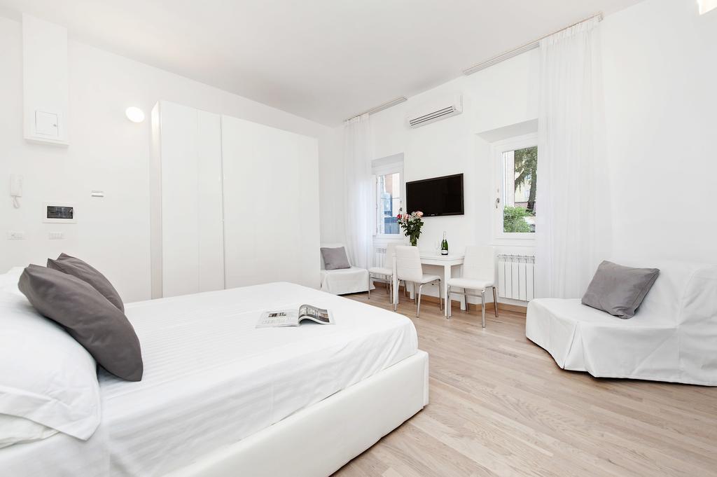 White Flat Colosseo ローマ 部屋 写真